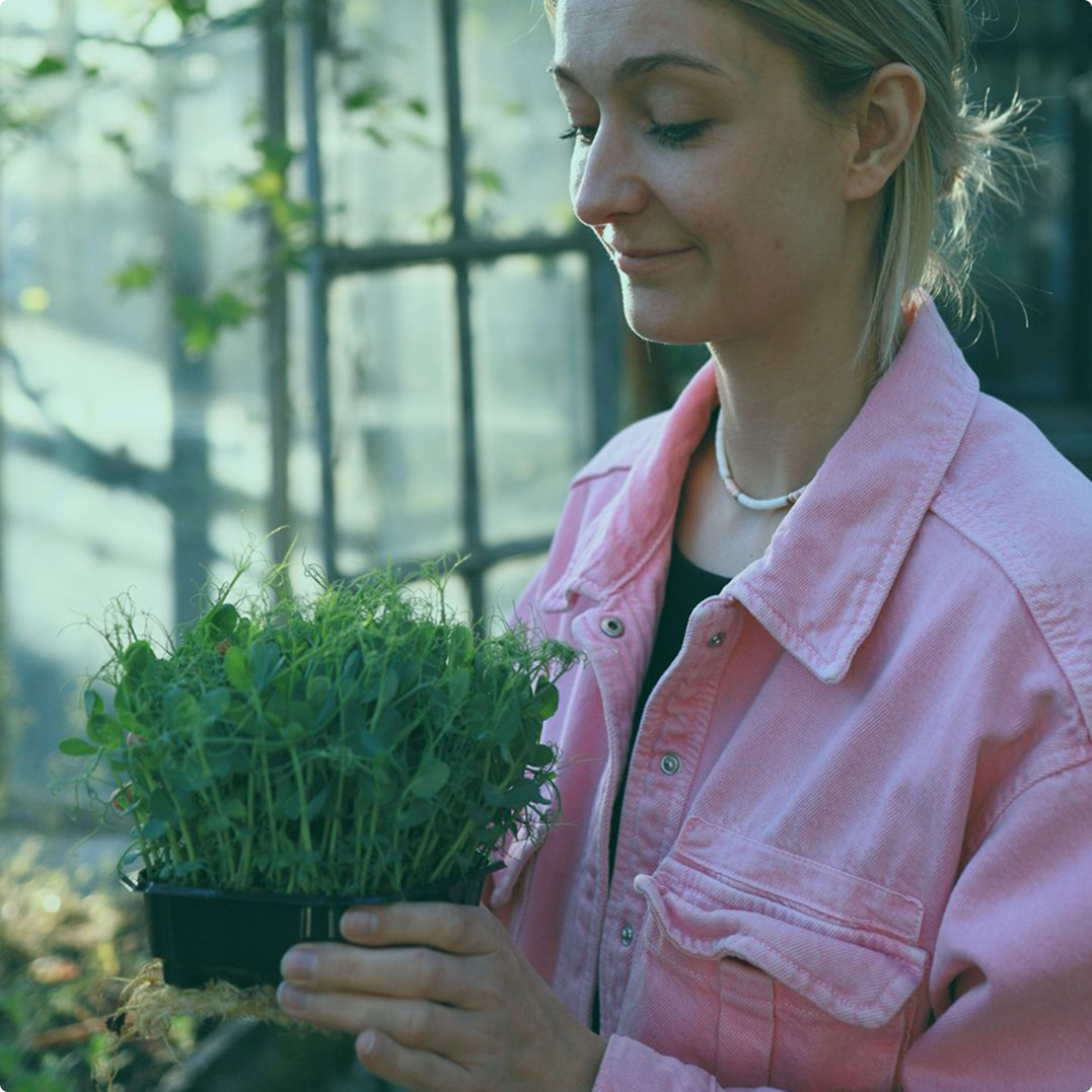 Caroline avec des micro-pousses